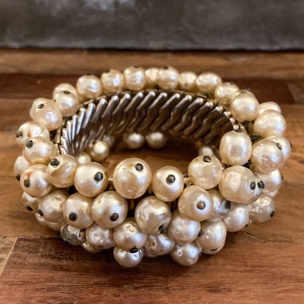 Vintage  Mid-Century pearl stretch bracelet